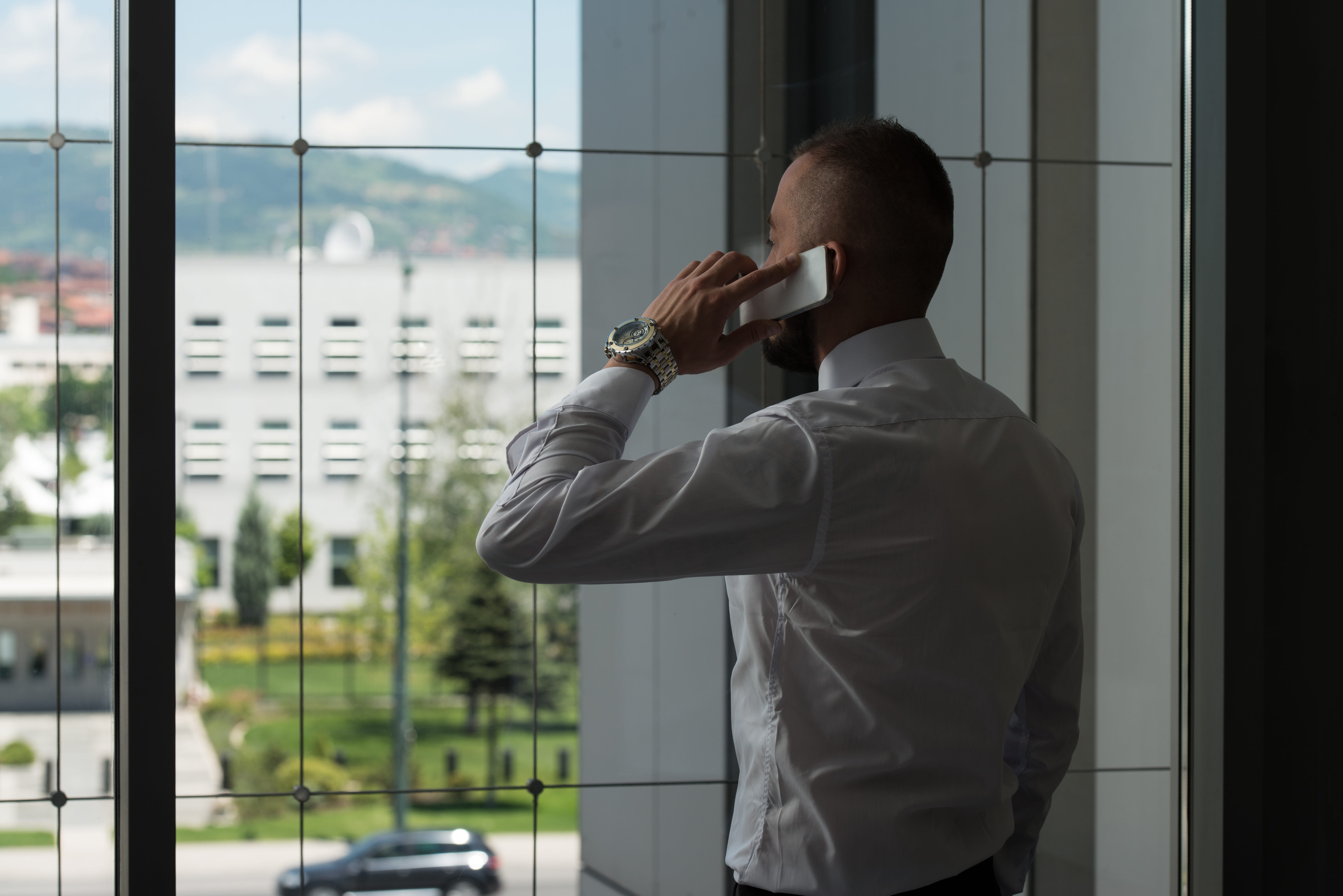 Mand med mobiltelefon ved øret