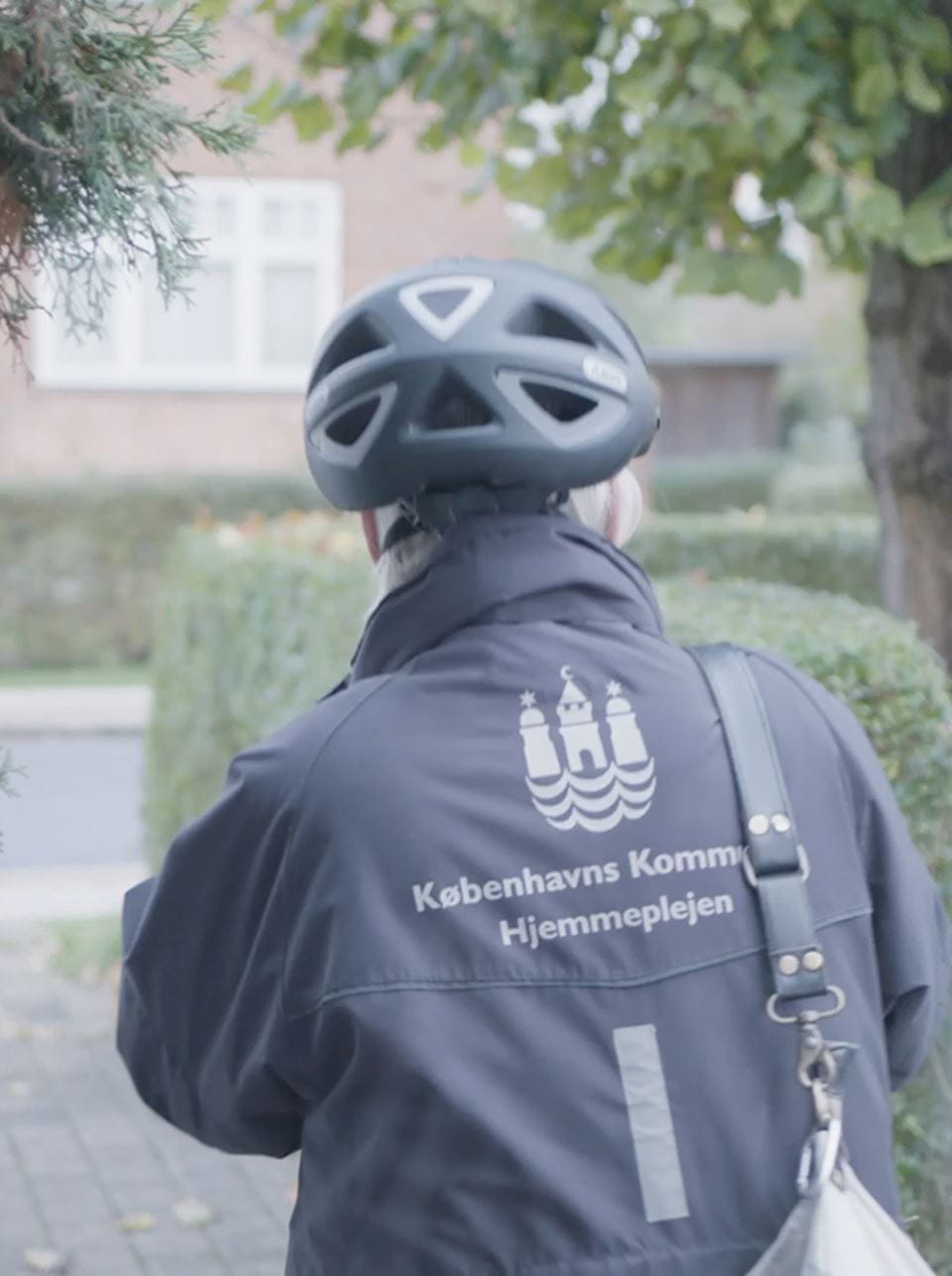 Dame med cykelhjelm