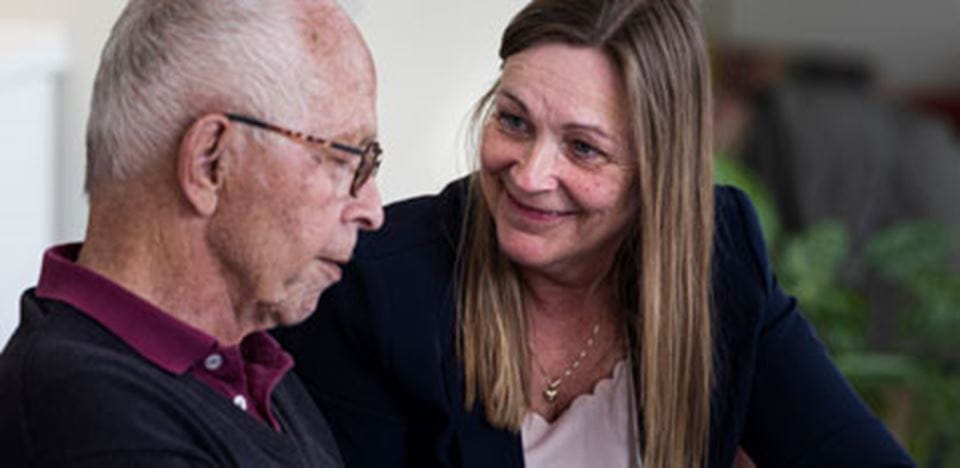 dame snakker med ældre mand