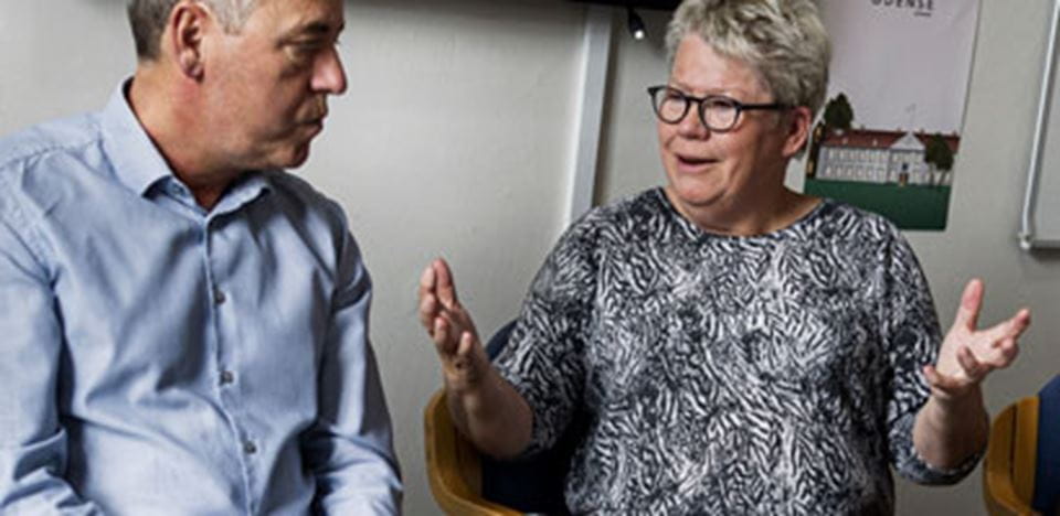 en dame forklarer en mand noget