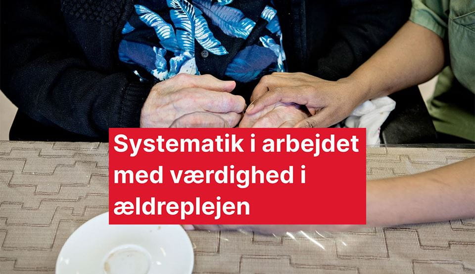 Et sæt yngre hænder holder omkring et sæt ældre hænder