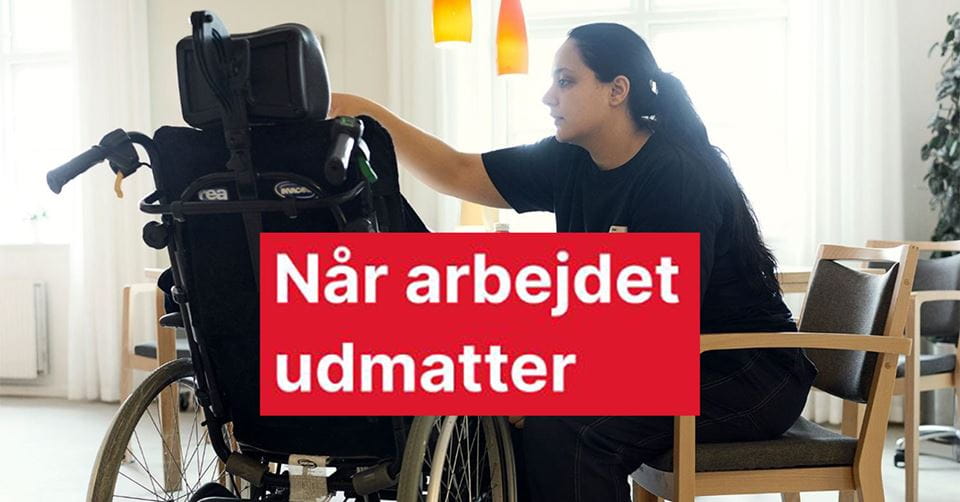 En hjælper giver mad til en borger i kørestol
