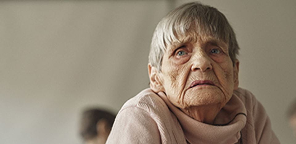 Ulykkelig ældre dame